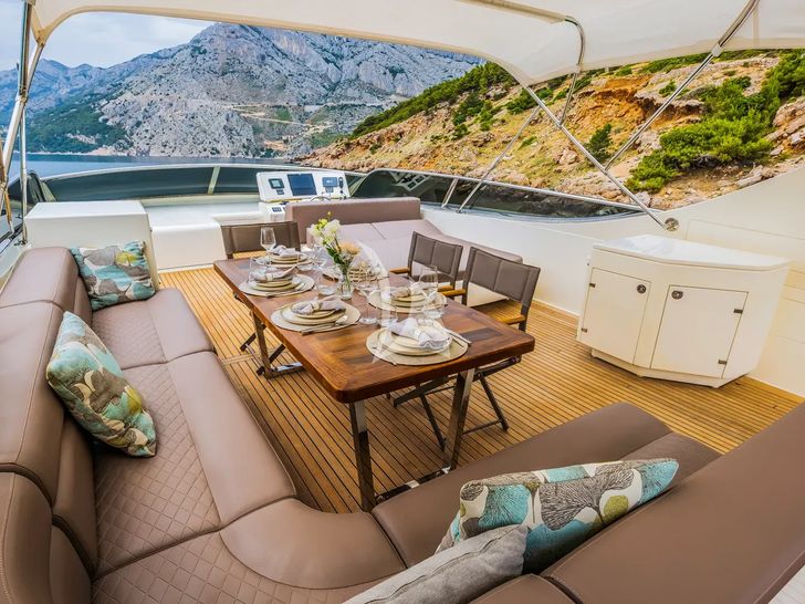KARISMA Canados 86 - flybridge seating and dining KARISMA Canados 86 - flybridge seating and dining