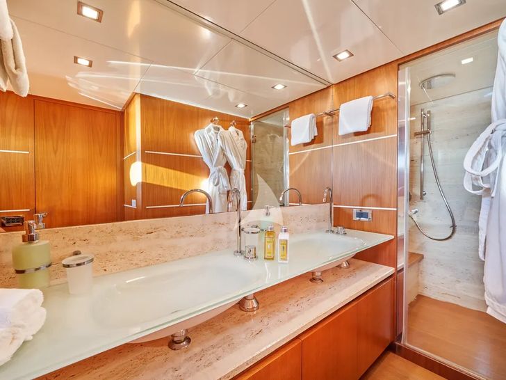 KARISMA Canados 86 - master cabin bathroom KARISMA Canados 86 - master cabin bathroom