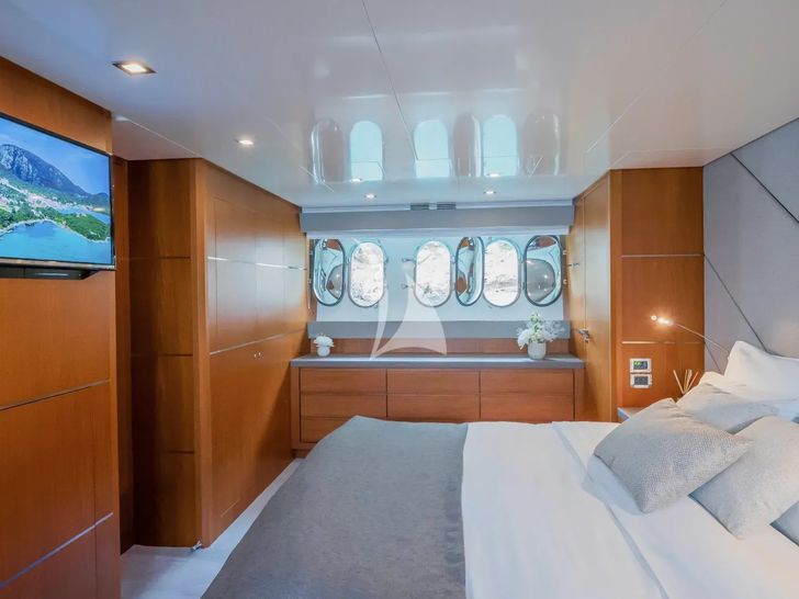 KARISMA Canados 86 - master cabin bed and TV KARISMA Canados 86 - master cabin bed and TV