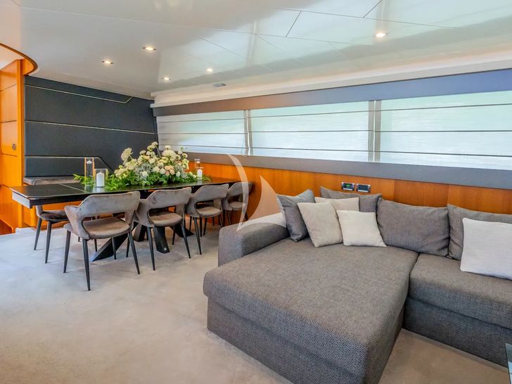 KARISMA Canados 86 - saloon seating and dining area KARISMA Canados 86 - saloon seating and dining area