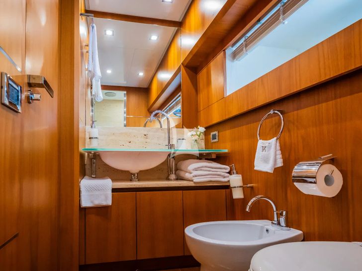 KARISMA Canados 86 - twin cabin bathroom KARISMA Canados 86 - twin cabin bathroom