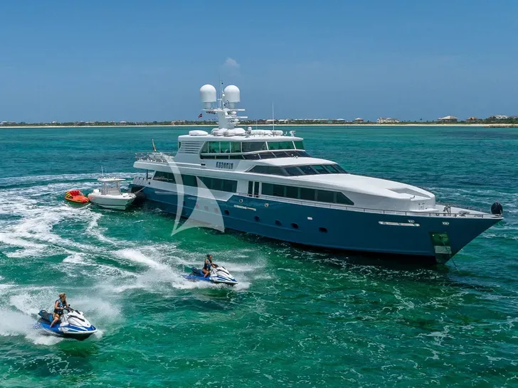 KASHMIR Splendor 133 - with the jet skis KASHMIR Splendor 133 - with the jet skis