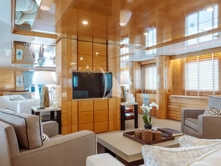 KASSANDRA Feadship 47m - main saloon TV KASSANDRA Feadship 47m - main saloon TV