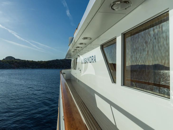 KASSANDRA Feadship 47m - side walkway KASSANDRA Feadship 47m - side walkway
