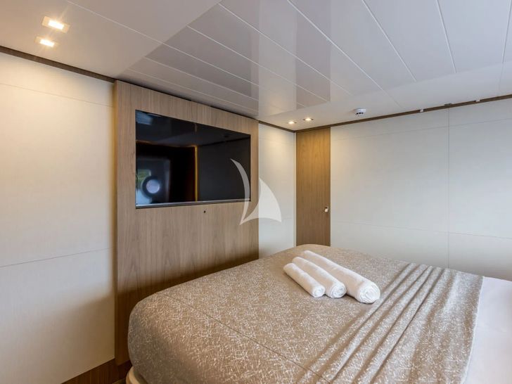 KATARIINA XO Ferretti 960 - VIP cabin 1 bed and TV KATARIINA XO Ferretti 960 - VIP cabin 1 bed and TV