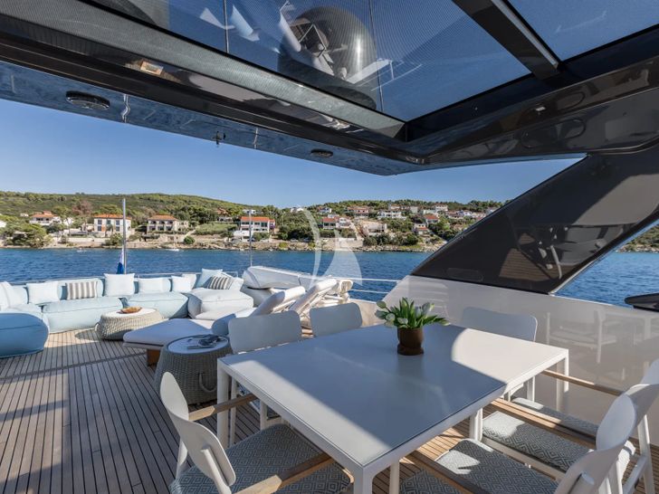 KATARIINA XO Ferretti 960 - flybridge dining area KATARIINA XO Ferretti 960 - flybridge dining area
