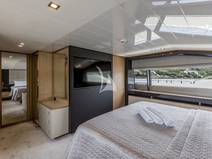 KATARIINA XO Ferretti 960 - master cabin bed and TV KATARIINA XO Ferretti 960 - master cabin bed and TV