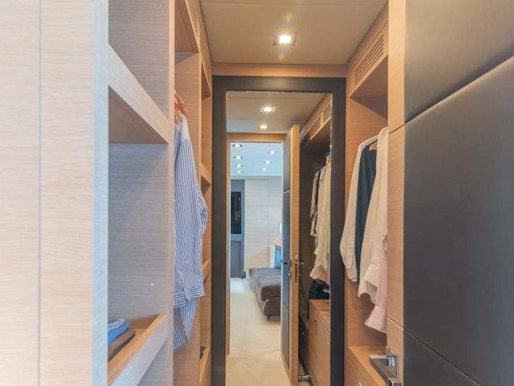 KAWAI Mangusta 92 - master cabin walk-in closet KAWAI Mangusta 92 - master cabin walk-in closet