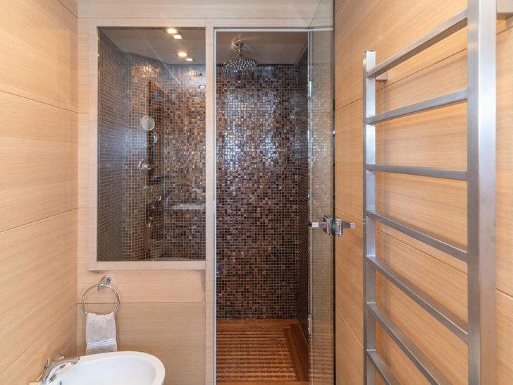 KAWAI Mangusta 92 - master cabin shower KAWAI Mangusta 92 - master cabin shower