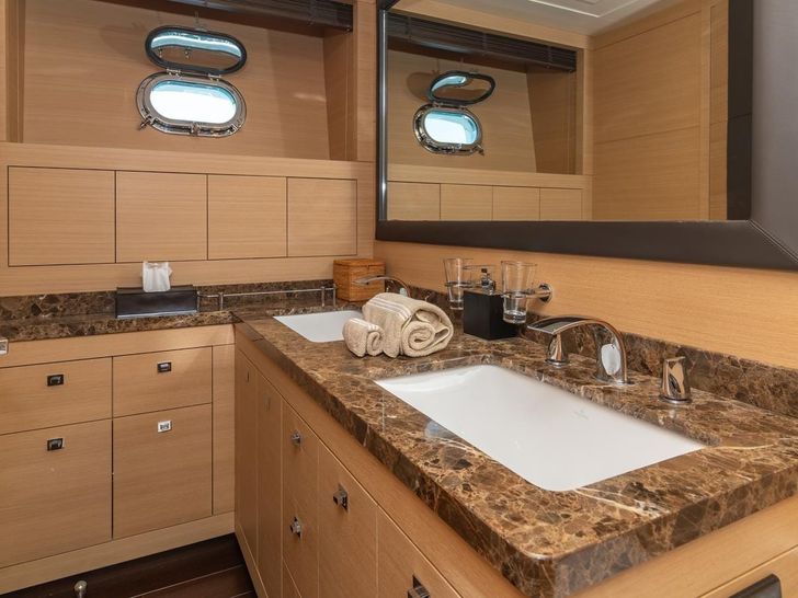 KAWAI Mangusta 92 - master cabin vanity KAWAI Mangusta 92 - master cabin vanity