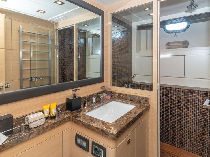KAWAI Mangusta 92 - twin cabin bathroom KAWAI Mangusta 92 - twin cabin bathroom