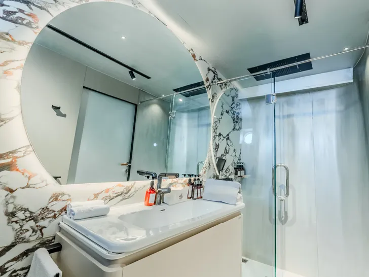 KAYRA Phinisi 38m - VIP cabin 2 bathroom KAYRA Phinisi 38m - VIP cabin 2 bathroom