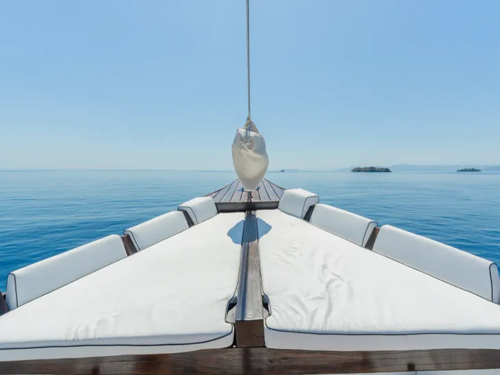 KAYRA Phinisi 38m - bow sunbathing area KAYRA Phinisi 38m - bow sunbathing area