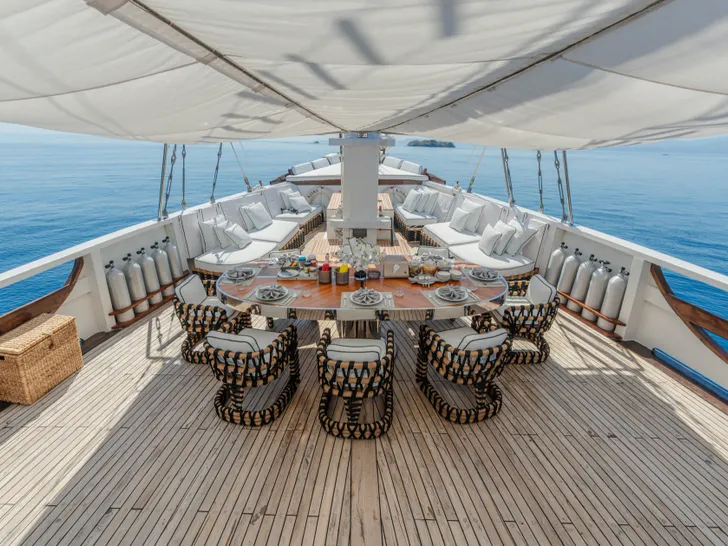 KAYRA Phinisi 38m - foredeck alfresco dining area KAYRA Phinisi 38m - foredeck alfresco dining area