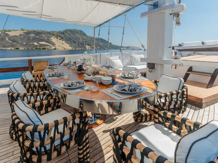 KAYRA Phinisi 38m - foredeck alfresco dining set up KAYRA Phinisi 38m - foredeck alfresco dining set up