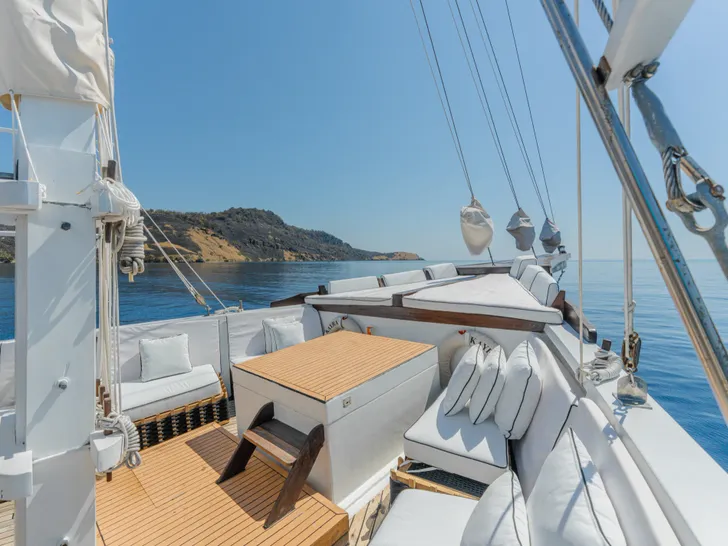KAYRA Phinisi 38m - foredeck lounge and sunbathing area KAYRA Phinisi 38m - foredeck lounge and sunbathing area