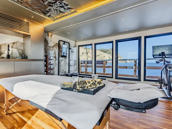 KAYRA Phinisi 38m - massage bed KAYRA Phinisi 38m - massage bed