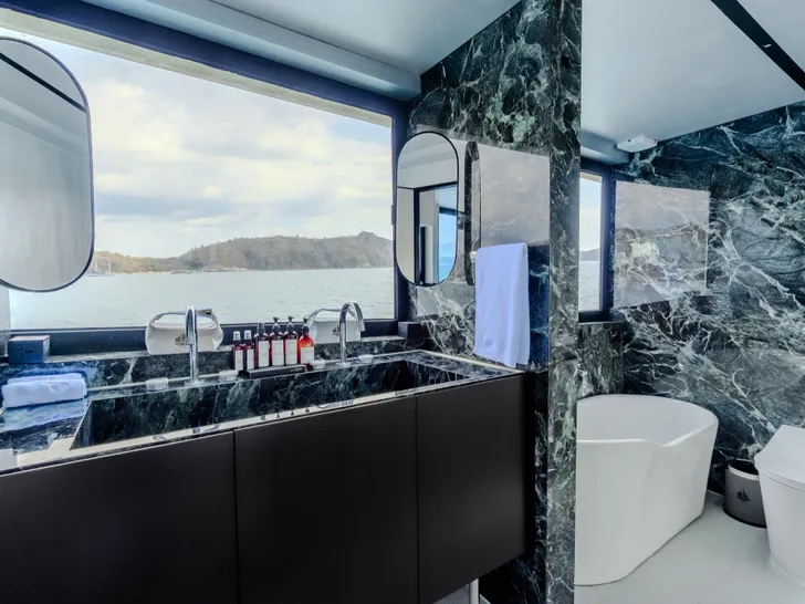 KAYRA Phinisi 38m - master cabin bathroom KAYRA Phinisi 38m - master cabin bathroom