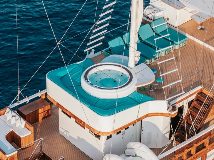 KAYRA Phinisi 38m - sundeck aft jacuzzi and sunbathing area KAYRA Phinisi 38m - sundeck aft jacuzzi and sunbathing area