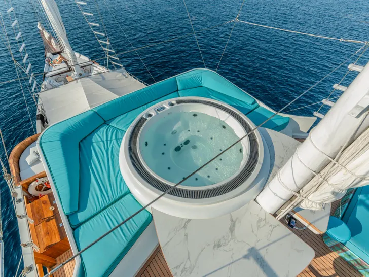KAYRA Phinisi 38m - sundeck jacuzzi KAYRA Phinisi 38m - sundeck jacuzzi