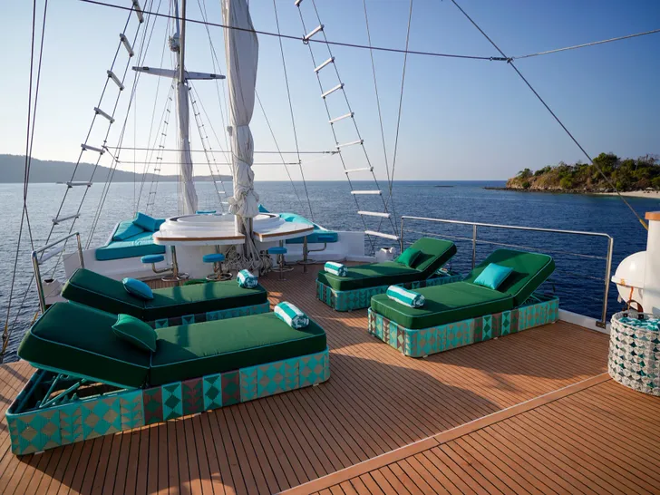 KAYRA Phinisi 38m - sundeck sunbathing other set up KAYRA Phinisi 38m - sundeck sunbathing other set up