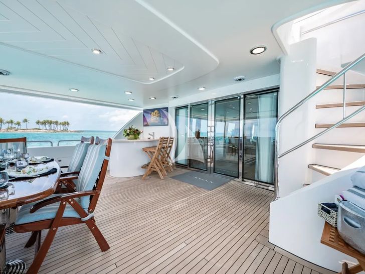 KEMOSABE Westport 112 - main aft deck dining and bar KEMOSABE Westport 112 - main aft deck dining and bar