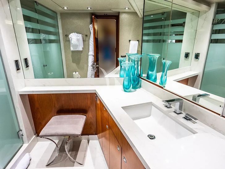 KEMOSABE Westport 112 - master cabin bathroom KEMOSABE Westport 112 - master cabin bathroom