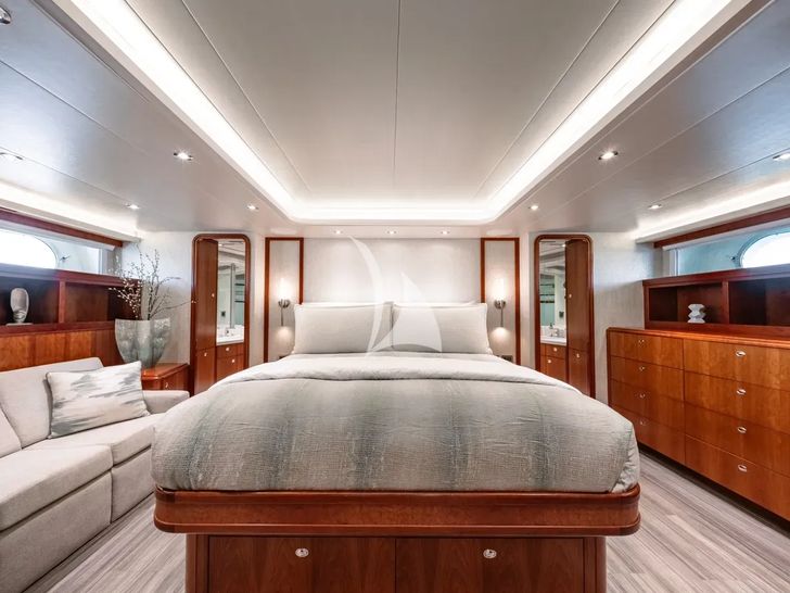 KEMOSABE Westport 112 - master cabin bed and couch KEMOSABE Westport 112 - master cabin bed and couch
