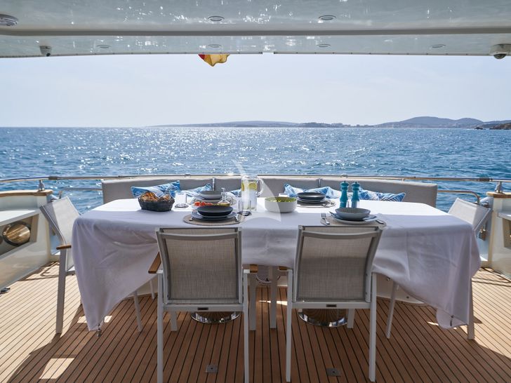 KIAWAH II Astondoa 95 GLX - aft alfresco dining area KIAWAH II Astondoa 95 GLX - aft alfresco dining area