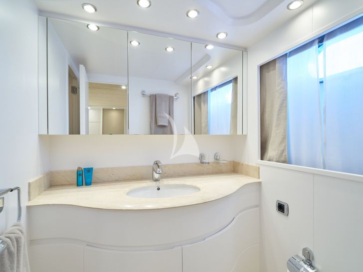 KIAWAH II Astondoa 95 GLX - VIP cabin 1 bathroom KIAWAH II Astondoa 95 GLX - VIP cabin 1 bathroom