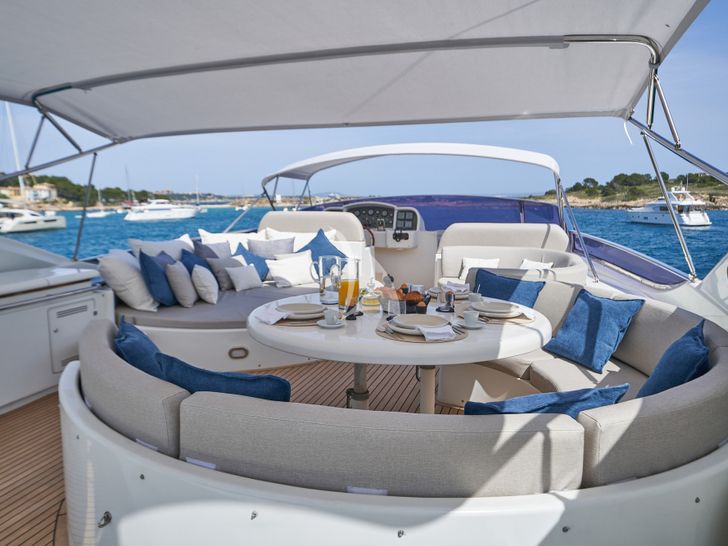 KIAWAH II Astondoa 95 GLX - flybridge dining area KIAWAH II Astondoa 95 GLX - flybridge dining area