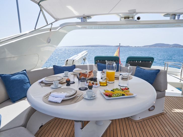 KIAWAH II Astondoa 95 GLX - flybridge dining set up KIAWAH II Astondoa 95 GLX - flybridge dining set up