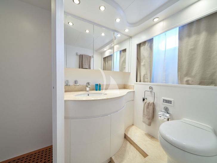 KIAWAH II Astondoa 95 GLX - twin cabin bathroom KIAWAH II Astondoa 95 GLX - twin cabin bathroom