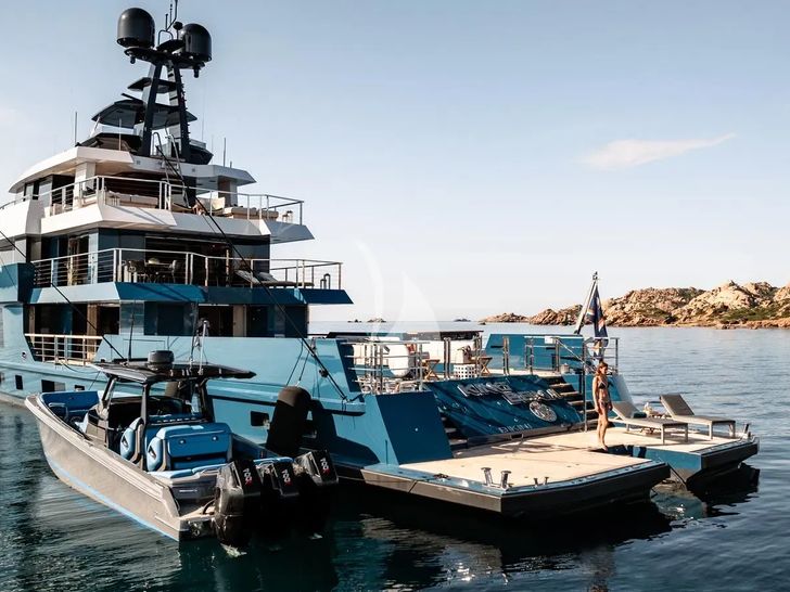 KING BENJI Dunya Custom Yacht 47m - stern KING BENJI Dunya Custom Yacht 47m - stern