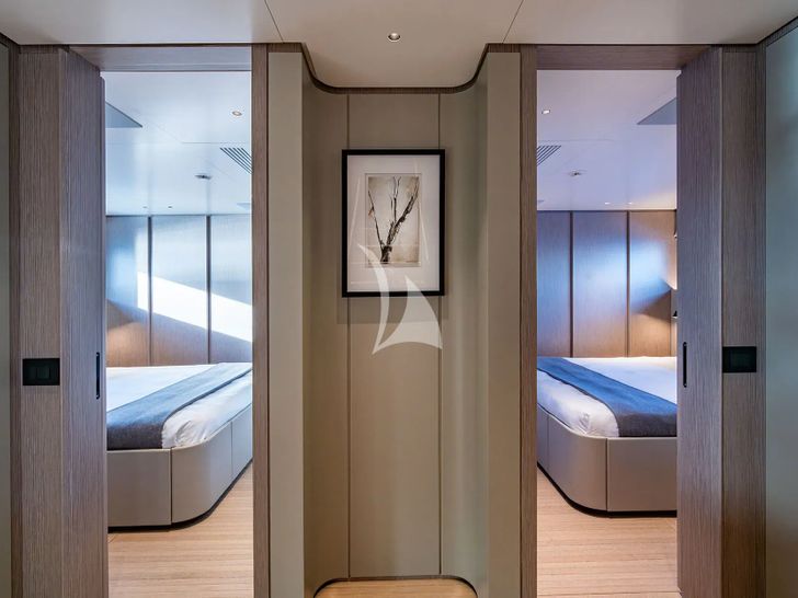 KINGS LAIR Benetti Mirrored VIP KINGS LAIR Benetti Mirrored VIP