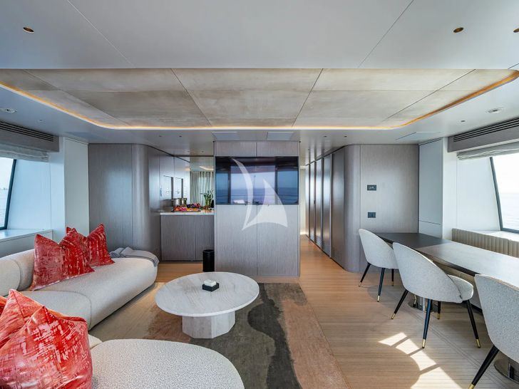 KINGS LAIR Benetti Sky Lounge 1 KINGS LAIR Benetti Sky Lounge 1