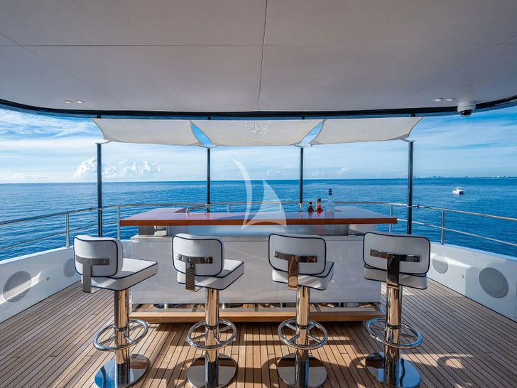 KINGS LAIR Benetti Sundeck Bar KINGS LAIR Benetti Sundeck Bar