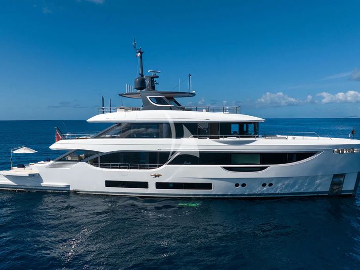KINGS LAIR Benetti Oasis 34m - profile KINGS LAIR Benetti Oasis 34m - profile