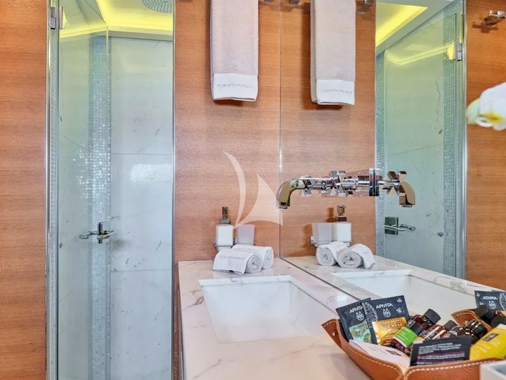 KINTARO Cantieri di Pisa Akhir 125 - VIP cabin 3 bathroom KINTARO Cantieri di Pisa Akhir 125 - VIP cabin 3 bathroom