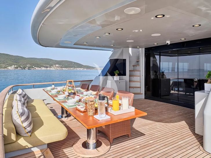 KINTARO Cantieri di Pisa Akhir 125 - aft deck breakfast set up KINTARO Cantieri di Pisa Akhir 125 - aft deck breakfast set up