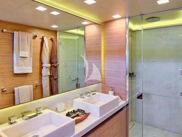 KINTARO Cantieri di Pisa Akhir 125 - master cabin bathroom KINTARO Cantieri di Pisa Akhir 125 - master cabin bathroom