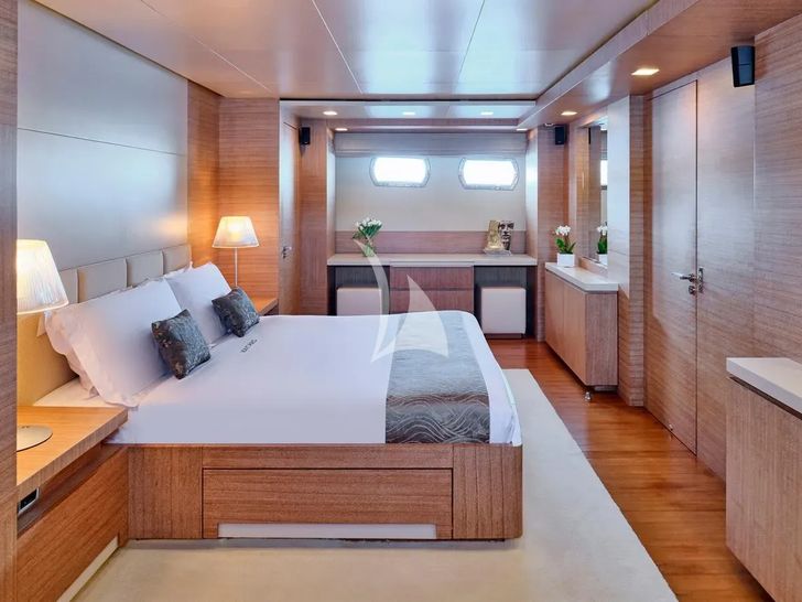 KINTARO Cantieri di Pisa Akhir 125 - master cabin other angle KINTARO Cantieri di Pisa Akhir 125 - master cabin other angle