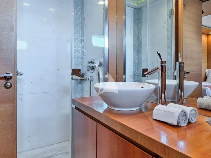 KINTARO Cantieri di Pisa Akhir 125 - twin cabin 1 bathroom KINTARO Cantieri di Pisa Akhir 125 - twin cabin 1 bathroom