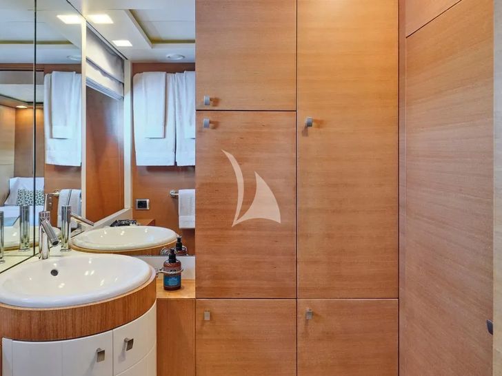 KINTARO Cantieri di Pisa Akhir 125 - twin cabin 2 bathroom KINTARO Cantieri di Pisa Akhir 125 - twin cabin 2 bathroom