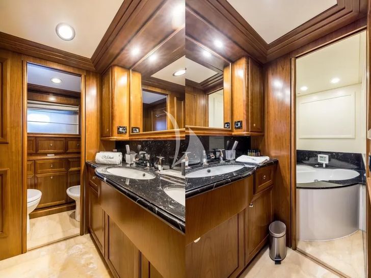 KLOBUK Ferretti Custom Line Navetta 30 - VIP cabin 1 bathroom KLOBUK Ferretti Custom Line Navetta 30 - VIP cabin 1 bathroom