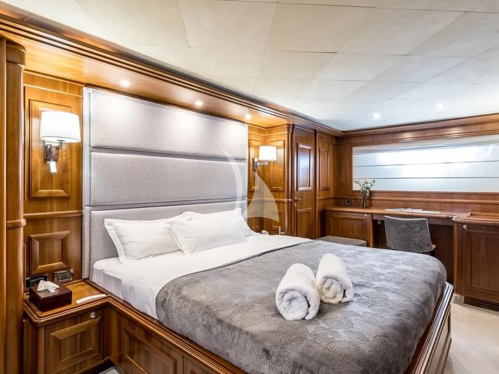 KLOBUK Ferretti Custom Line Navetta 30 - VIP cabin 1 KLOBUK Ferretti Custom Line Navetta 30 - VIP cabin 1