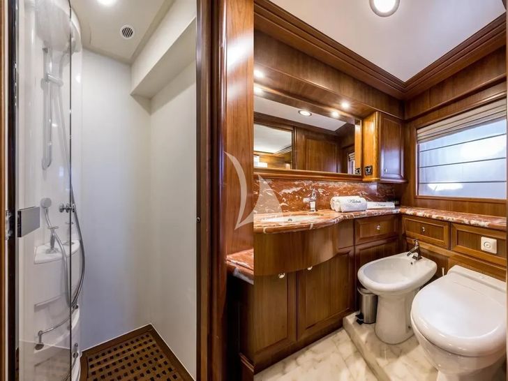 KLOBUK Ferretti Custom Line Navetta 30 - VIP cabin 2 bathroom KLOBUK Ferretti Custom Line Navetta 30 - VIP cabin 2 bathroom