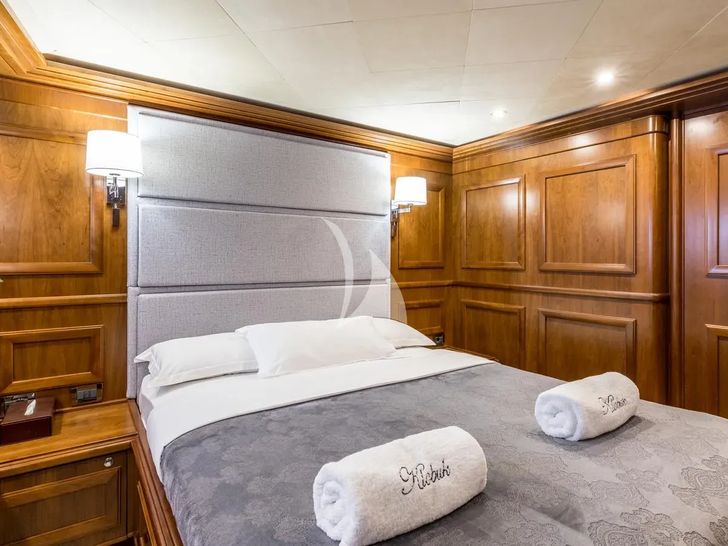 KLOBUK Ferretti Custom Line Navetta 30 - VIP cabin 2 KLOBUK Ferretti Custom Line Navetta 30 - VIP cabin 2