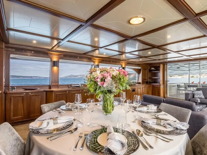 KLOBUK Ferretti Custom Line Navetta 30 - main dining area KLOBUK Ferretti Custom Line Navetta 30 - main dining area