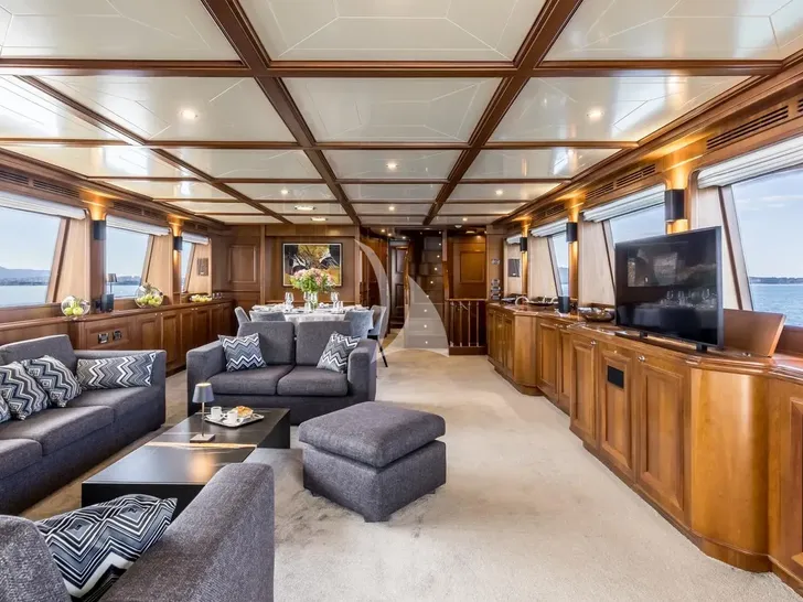 KLOBUK Ferretti Custom Line Navetta 30 - main saloon KLOBUK Ferretti Custom Line Navetta 30 - main saloon